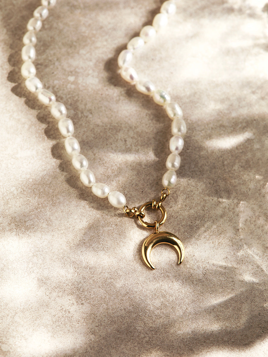 Crescent Pearl Kette