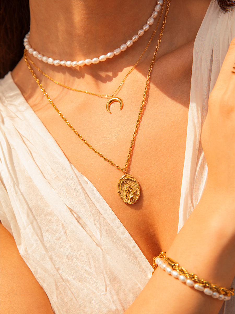 Nature's Embrace of Artemis Kette