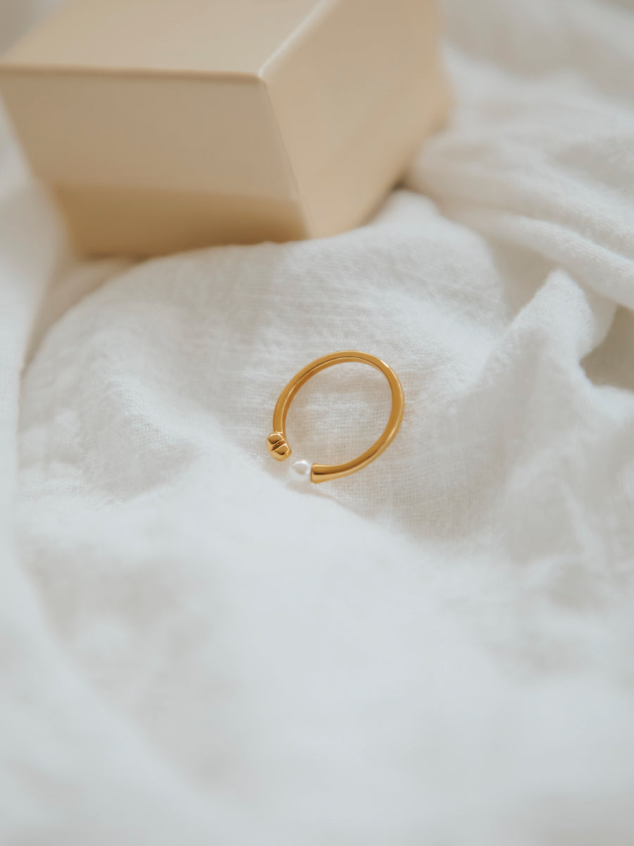 Love in Pearl Ring