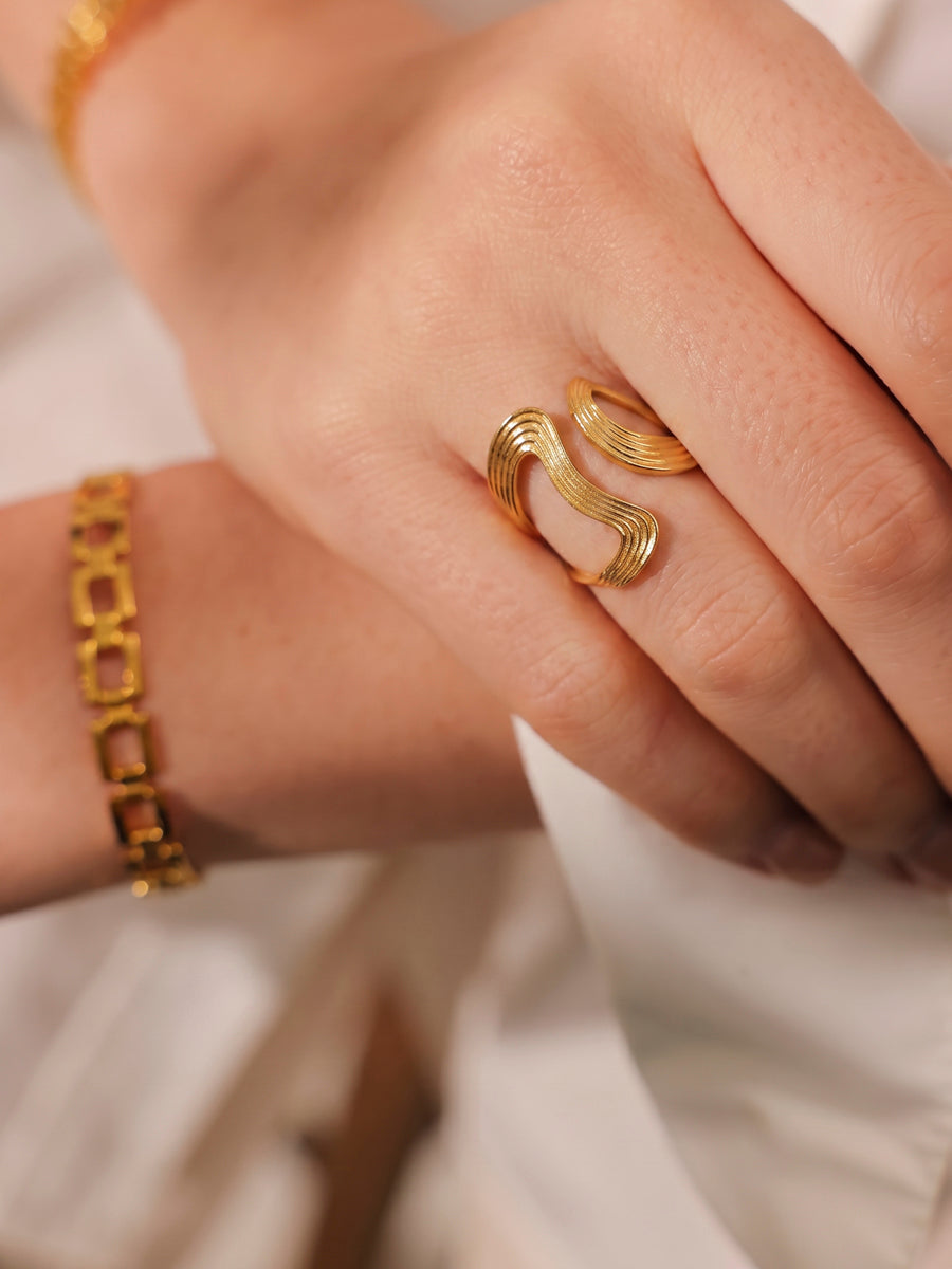 Graceful Curve Ring